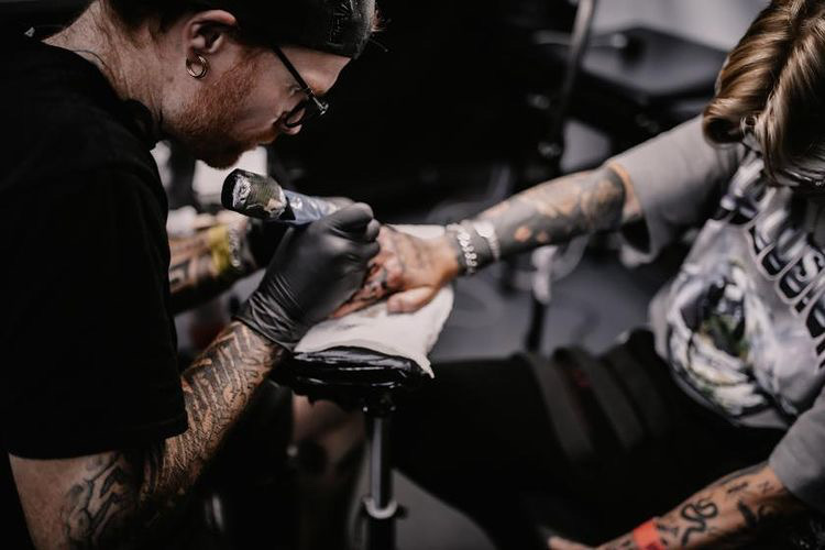 Alex en train tatouer du darklettering à Toulouse