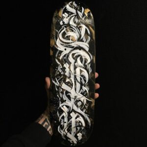 Skate customisé « Flip » – Calligraphie abstraite