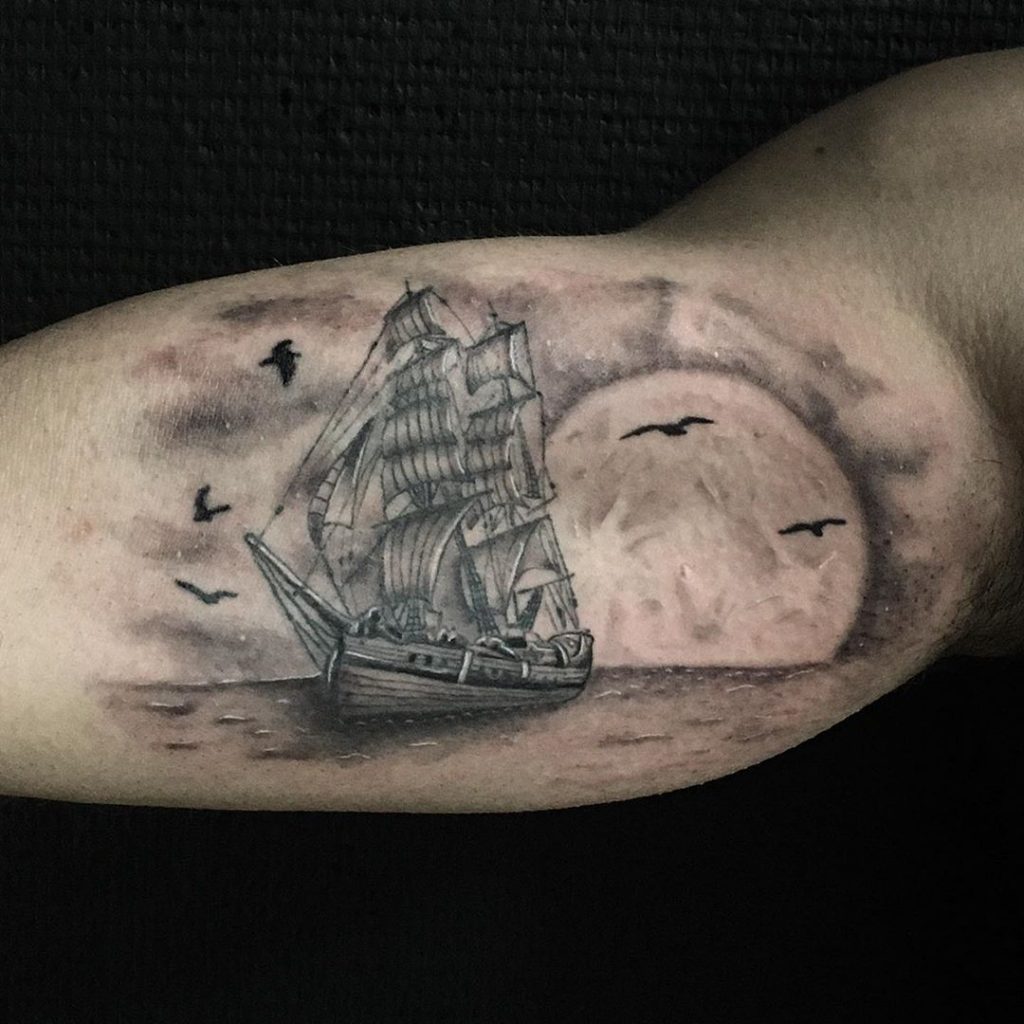 Tatouage bateau nocturne