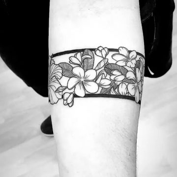 Tatouage bracelet floral avant-bras