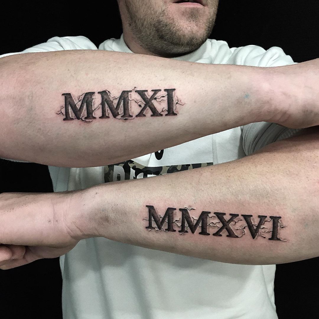 Tatouage Calligraphie romaine en trompel’œil « MMXI MMXVI » · Fond Noir Tattoo