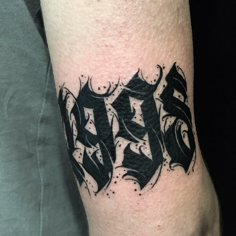 Tatouage Calligraphie « 1998 » · Fond Noir Tattoo