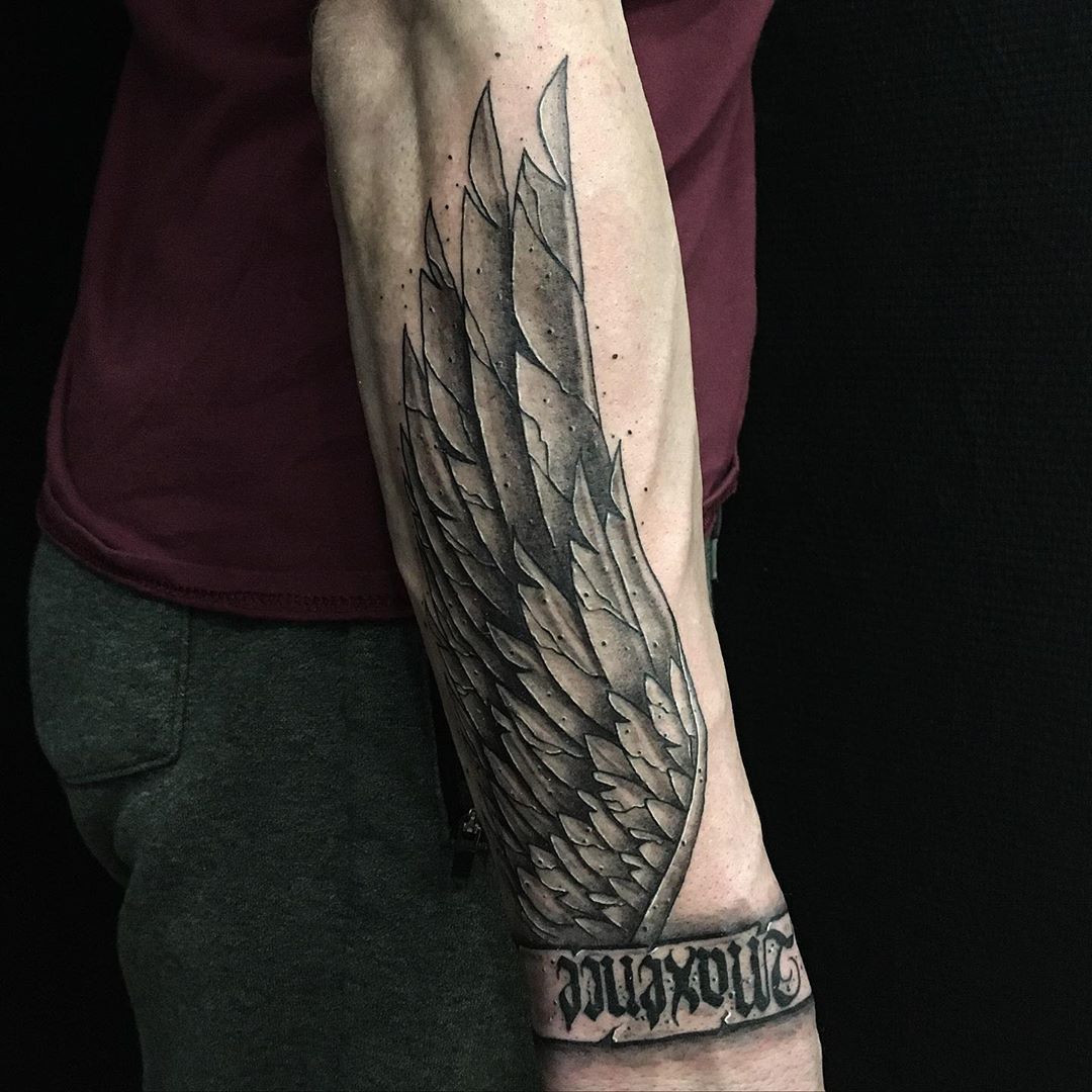 Tatouage Aile Avant Bras Homme Tatouage Aile métalisée & calligraphie « Maxence » · Fond Noir Tattoo