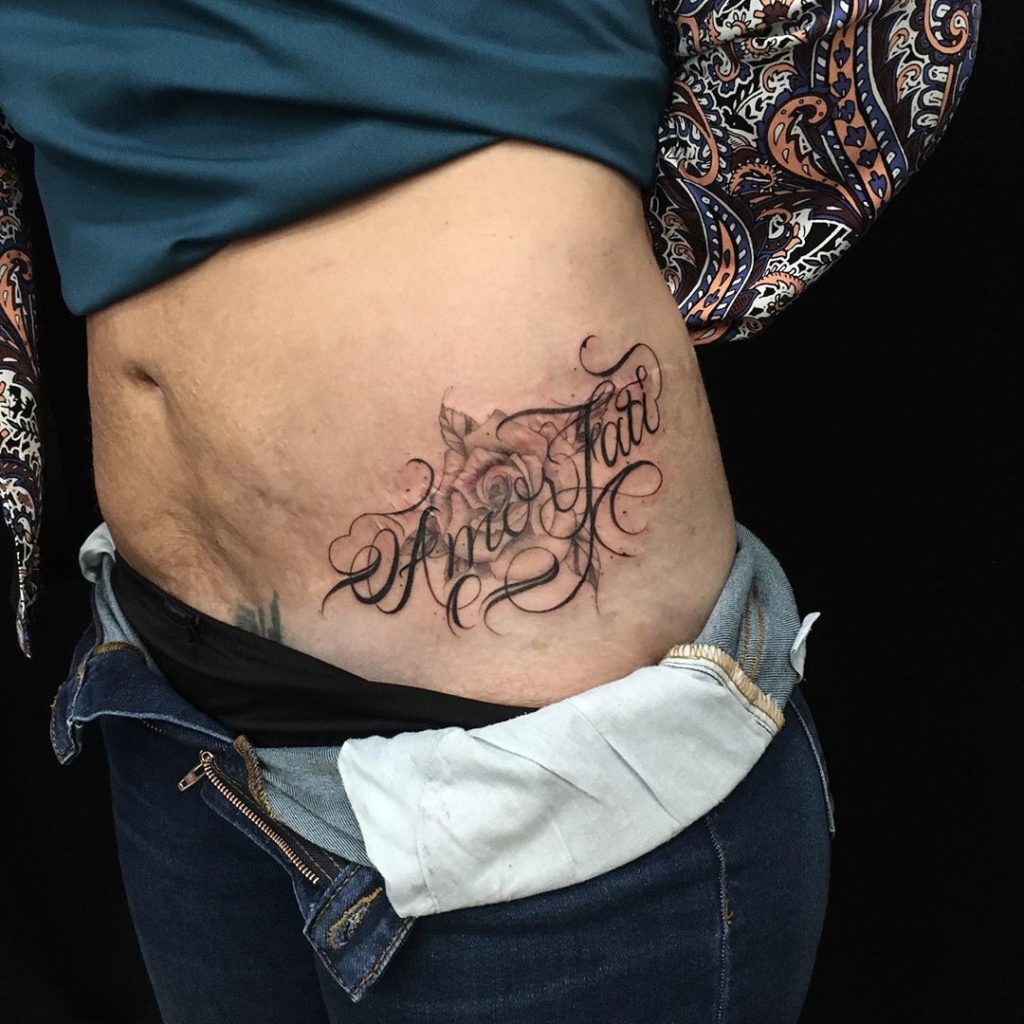Tatouage Calligraphie « Amor Fati » – Cover cicatrice · Fond Noir Tattoo