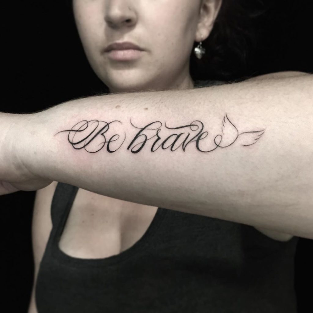 Tatouage Calligraphie « Be brave »