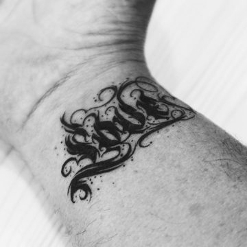 Tatouage calligraphie « Love » sur le poignet