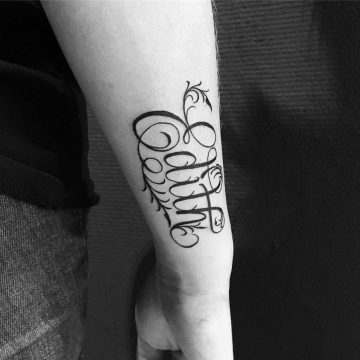 Tatouage calligraphie florale « Edith » sur l'avant-bras
