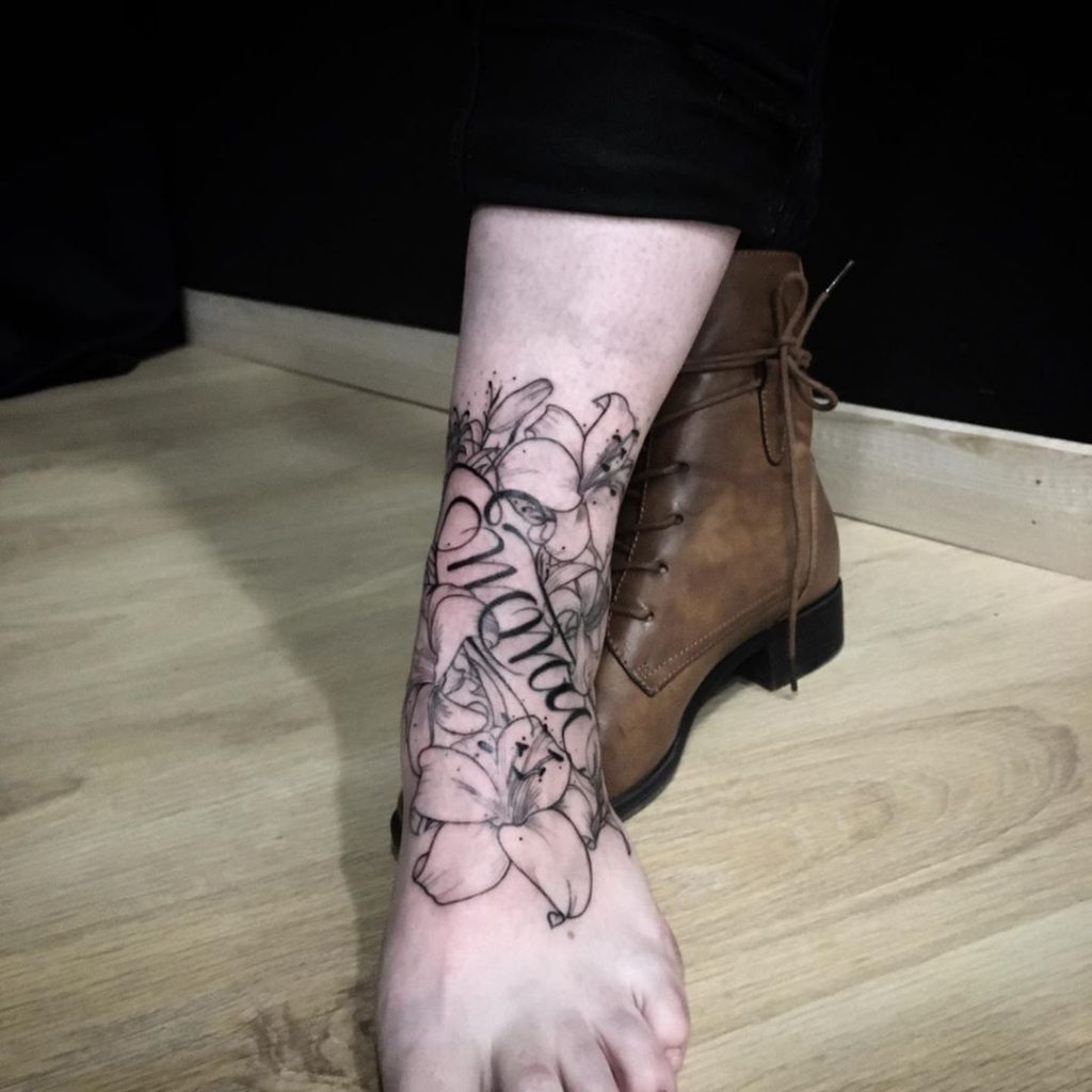 Tatouage Calligraphie « Emma » & fleurs sur la cheville