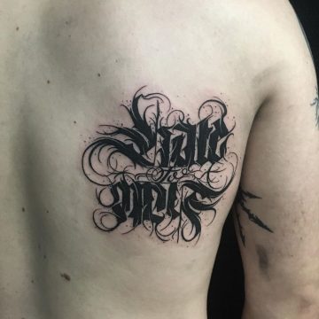 Tatouage Calligraphie « Hate to Hate »