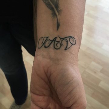 Tatouage Calligraphie initiales « J A V » sur le poignet