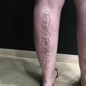 Tatouage Calligraphie « Je suis la solitaire, appelle-moi fille du vent »