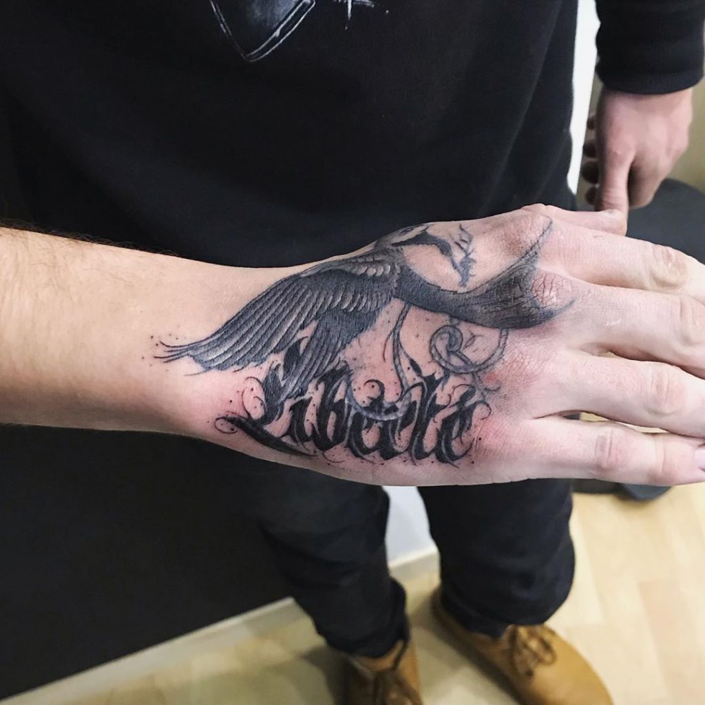 Tatouage Calligraphie « Liberté » sur la main