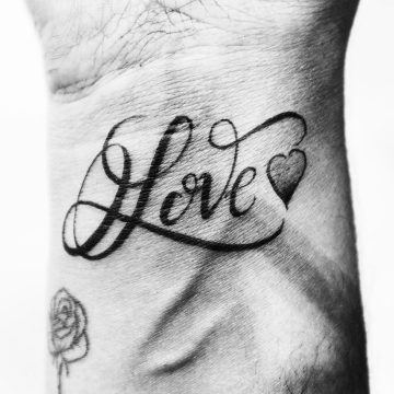 Tatouage calligraphie « Love » & cœur sur le poignet