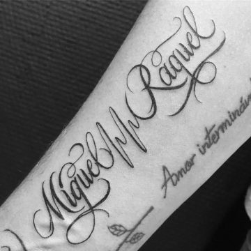 Tatouage calligraphie « Miguel Raquel »