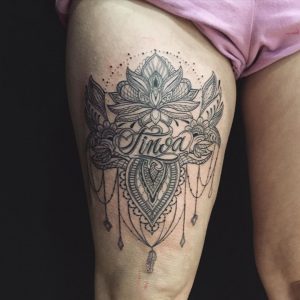 Tatouage calligraphie & ornemental sur la cuisse