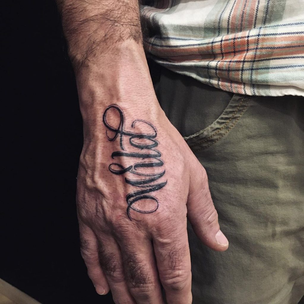 Tatouage Calligraphie « Wild » sur la main