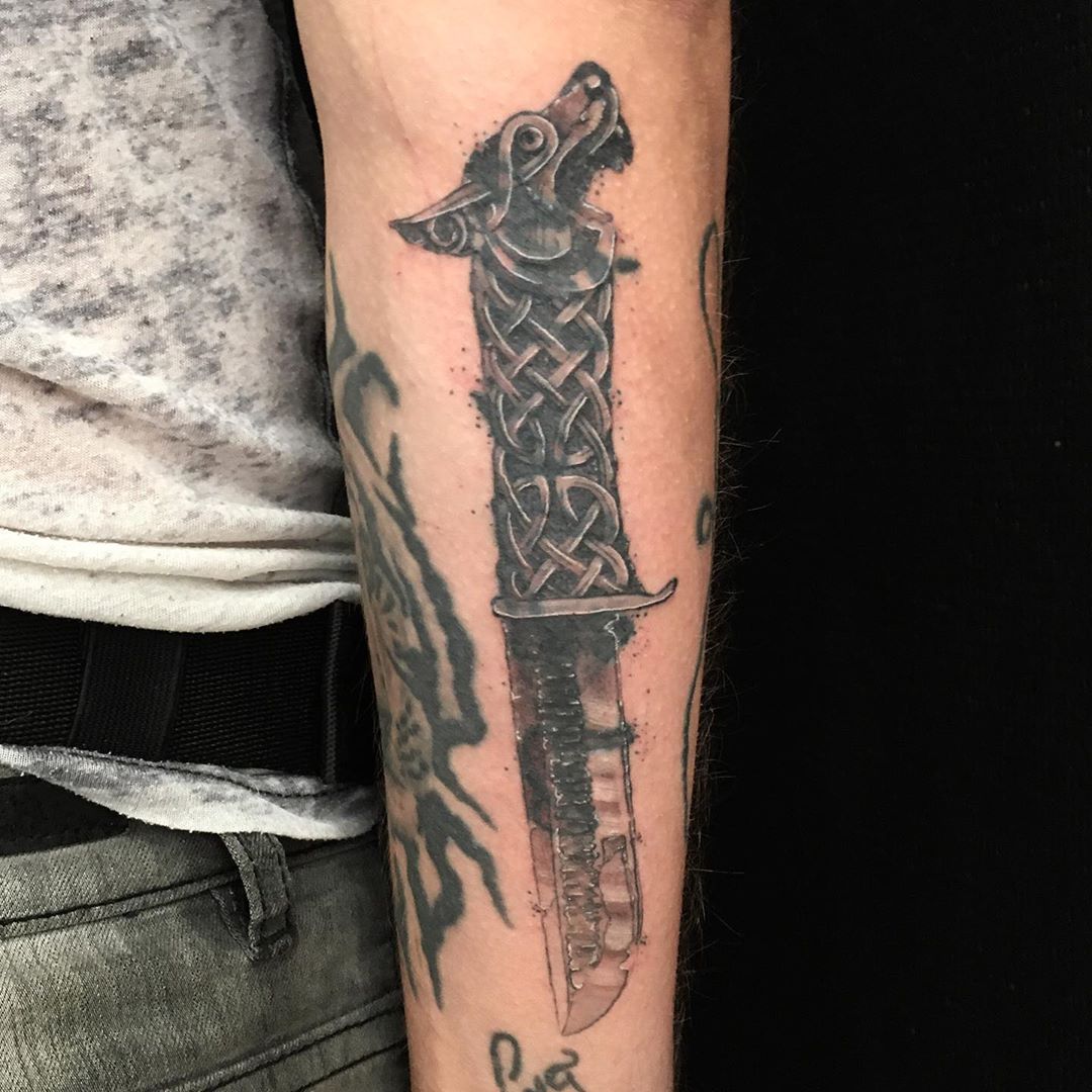 Tatouage Cover Avant Bras Homme Tatouage Poignard - Cover · Fond Noir Tattoo