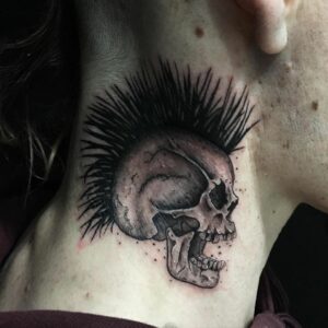 Tatouage crâne punk dans le cou !