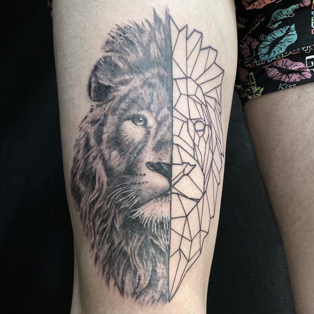 Tatouage double lion, réaliste & origami sur la cuisse · Fond Noir Tattoo