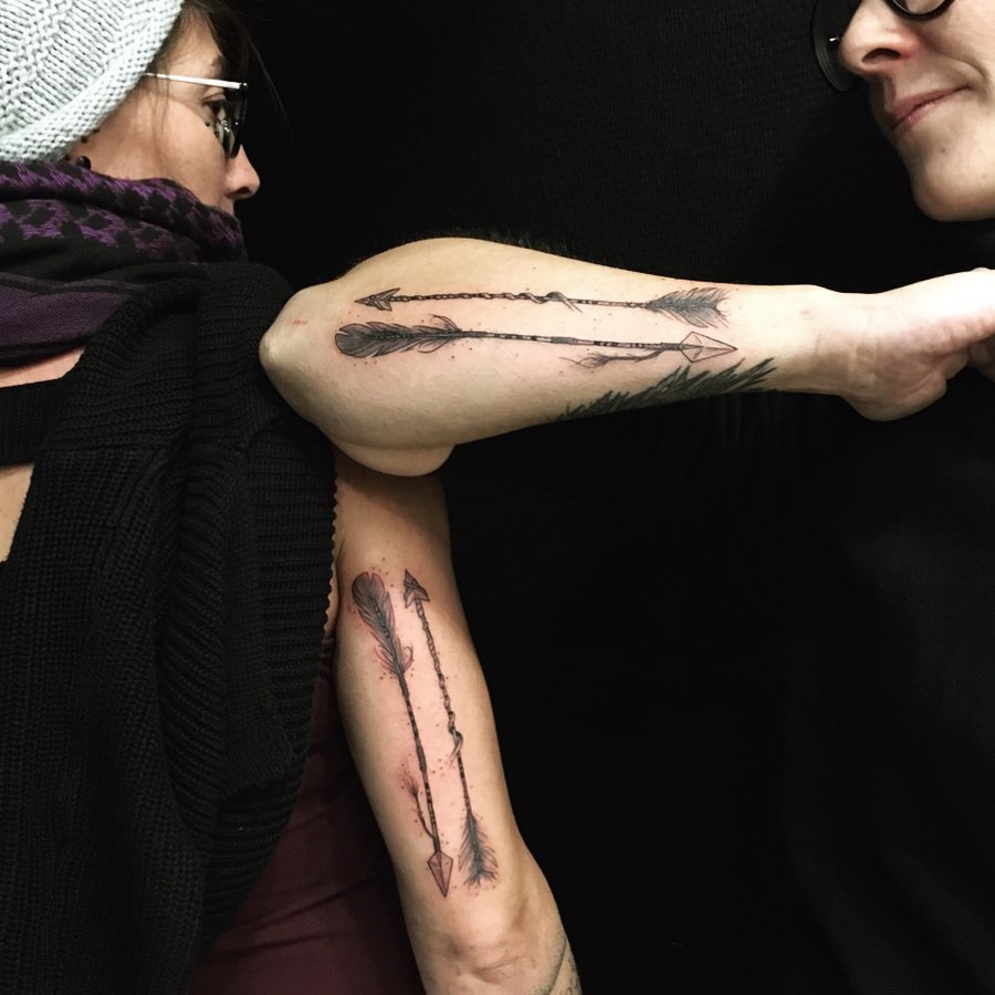 Tatouage doubles flèches pour deux amies