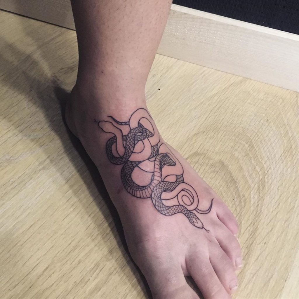 Tatouage duo de serpents sur le pied