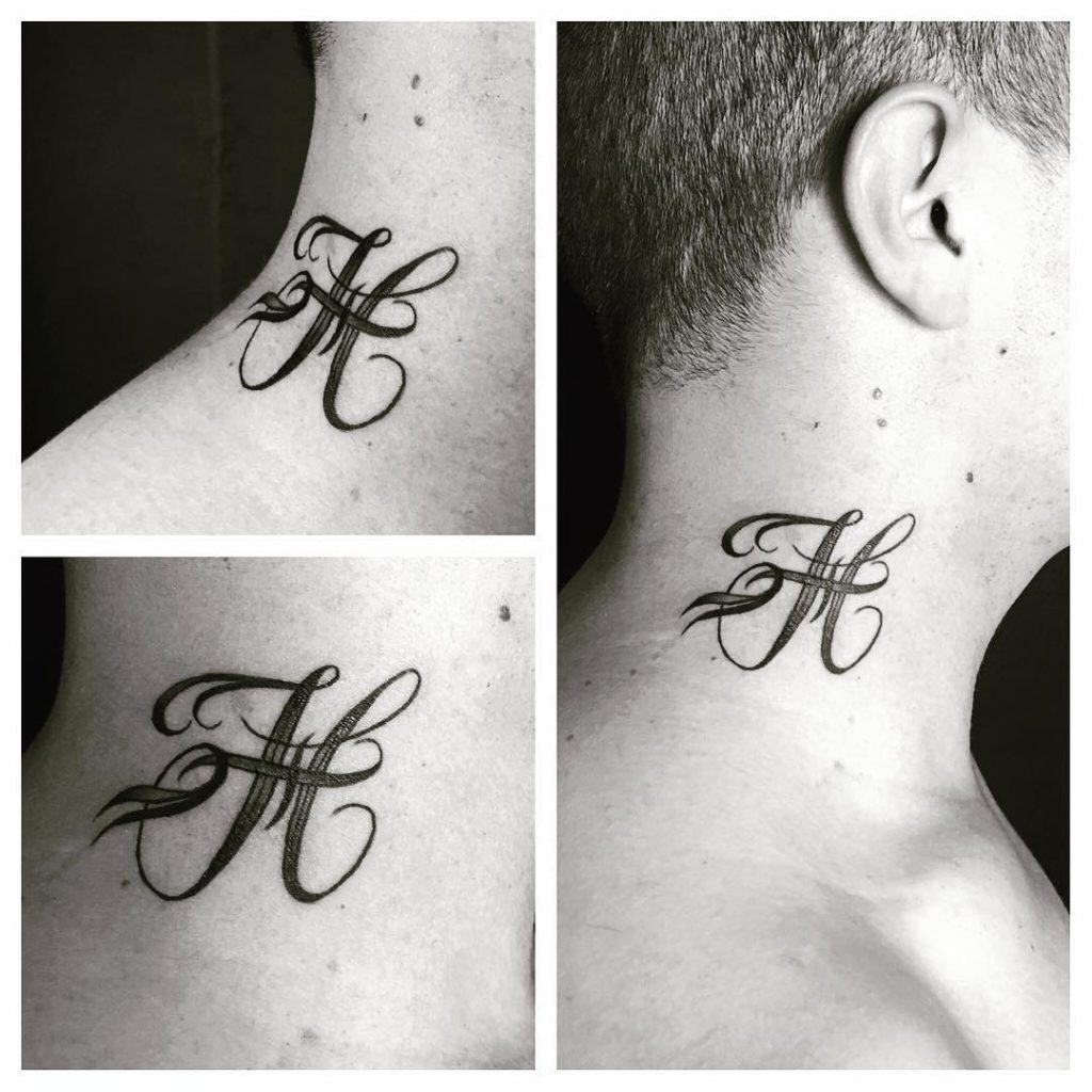 Tatouage "H" dans le cou