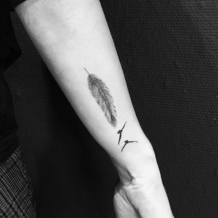 Tatouage plume & silhouettes d'oiseaux