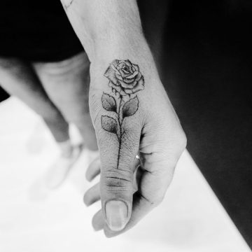 Tatouage rose sur le pouce