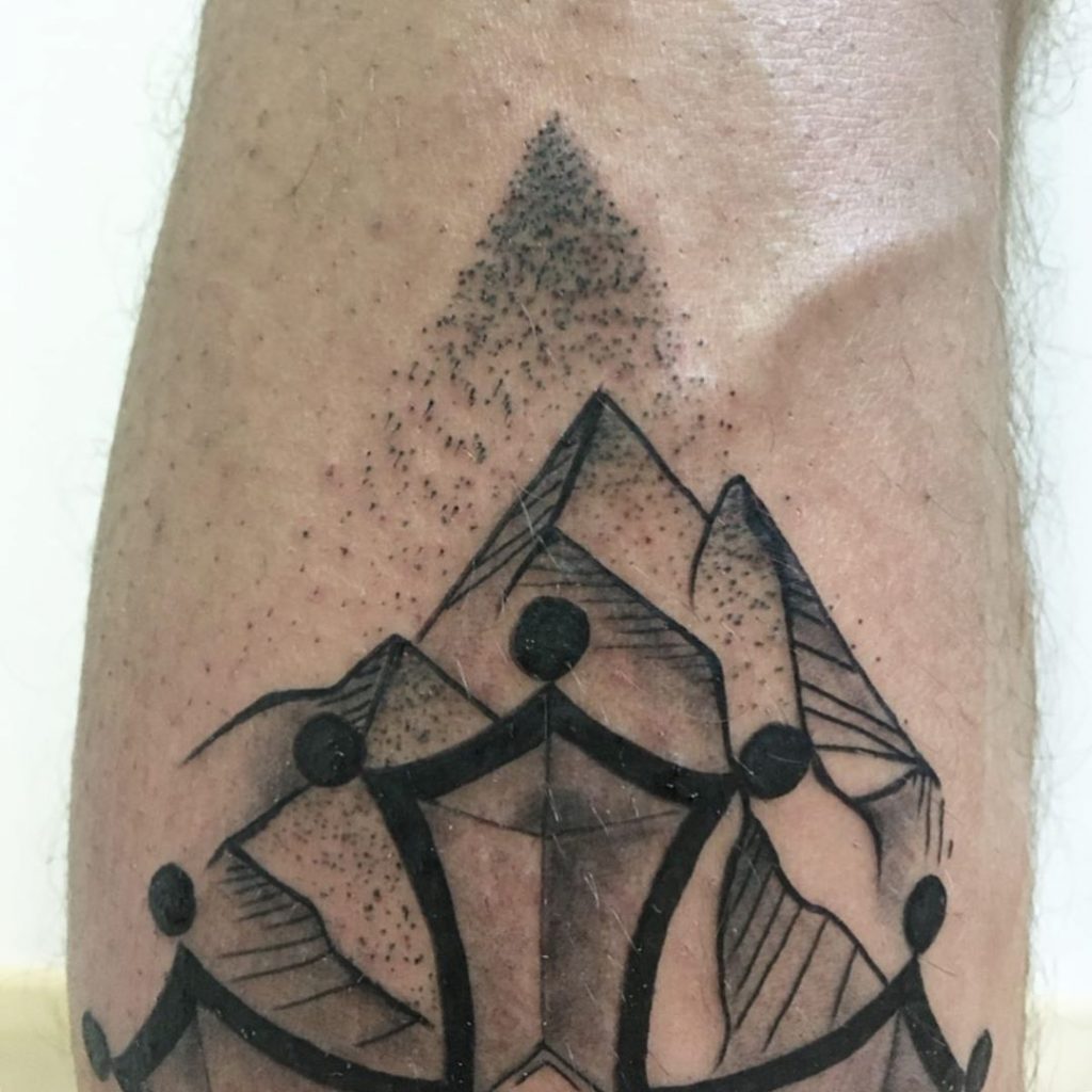 Tatouage croix occitane & montagnes sur le mollet