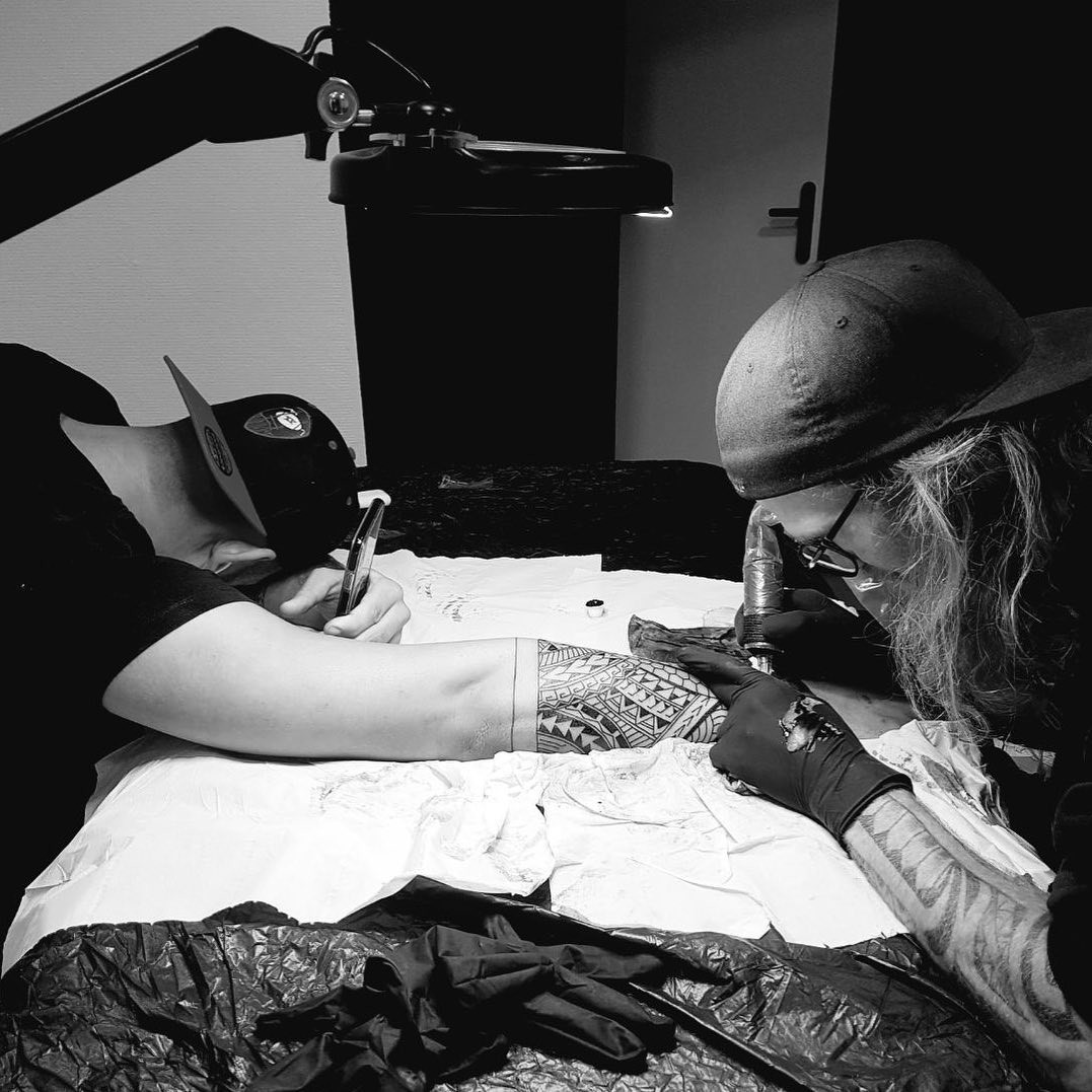 Alex, tatoueur chez Fond Noir Tattoo