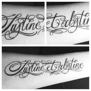 Tatouage calligraphie Sustine et Abstine